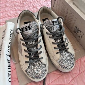 GOLDEN GOOSE
Superstar Silver Glitter and Grey Suede Star Women' love forever
